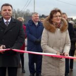 13.12.2019. Miłkowska Karczma. Uroczyste otwarcie wyremontowanej drogi. Na zdjęciu: wstęgę przecinają posłowie PiS Andrzej Kryj i Agata Wojtyszek / Emilia Sitarska / Radio Ostrowiec