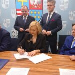 31.01.2020. Kielce. Wsparcie dla osób niepełnosprawnych z powiatu kieleckiego. Na zdjęciu (od lewej): Andrzej Bętkowski - marszałek województwa świętokrzyskiego, Marek Bogusławski - członek zarządu województwa świętokrzyskiego, Renata Janik - członek zarządu województwa świętokrzyskiego, Krzysztof Słoń - senator PiS i Andrzej Janowski - prezes Fundacji „Gramy z Tobą” / Iwona Murawska / Radio Kielce