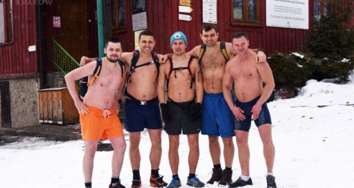 RADIO KRAKÓW. Grupa zapaleńców wychodzi na szlak... jedynie w butach trekkingowych i szortach - Radio Kielce M.Lasyk/Radio Kraków