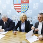 23.01.2020 Kielce. Urząd marszałkowski przekazał wsparcie na szkolnictwo zawodowe i opiekę medyczną. Marszałek Andrzej Bętkowski, wicemarszałek Renata Janik i ks. Andrzej Drapała - prezes stowarzyszenia "Nadzieja Rodzinie" / Jarosław Kubalski / Radio Kielce