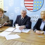 23.01.2020 Kielce. Urząd marszałkowski przekazał wsparcie na szkolnictwo zawodowe i opiekę medyczną. Anna Kowalska - dyrektor Zespołu Szkół Leśnych w Zagnańsku, marszałek Andrzej Bętkowski i wicemarszałek Renata Janik / Jarosław Kubalski / Radio Kielce