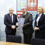 23.01.2020 Kielce. Urząd marszałkowski przekazał wsparcie na szkolnictwo zawodowe i opiekę medyczną. Marszałek Andrzej Bętkowski, prezes zarządu ZDZ w Kielcach Jerzy Wątroba i wicemarszałek Renata Janik / Jarosław Kubalski / Radio Kielce