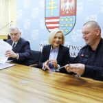 23.01.2020 Kielce. Urząd marszałkowski przekazał wsparcie na szkolnictwo zawodowe i opiekę medyczną. Marszałek Andrzej Bętkowski, wicemarszałek Renata Janik i Komendant Wojewódzki Policji w Kielcach nadinsp. Paweł Dzierżak / Jarosław Kubalski / Radio Kielce