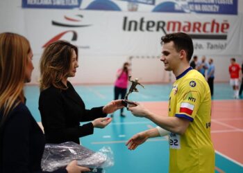 19.01.2020. Szczecin. Kacper Grabowski odbiera nagrodę dla króla strzelców turnieju Sandra Spa Cup w Szczecinie / Chrobyhandball/Facebook