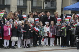 Kielce. Wizyta prezydentów Polski i Węgier. Powitanie przed WDK / Marzena Mąkosa / Radio Kielce