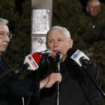 16.01.2020. Starachowice. Wizyta Jarosława Kaczyńskiego, prezesa PiS. 16.01.2020. Starachowice. Jarosław Kaczyński, prezes PiS, uczestniczył w mszy świętej w przededniu rocznicy śmierci swojej matki - Jadwigi Kaczyńskiej. Na zdjęciu (od lewej): Krzysztof Lipiec - poseł PiS i Jarosław Kaczyński - prezes PiS / Jarosław Kubalski / Radio Kielce