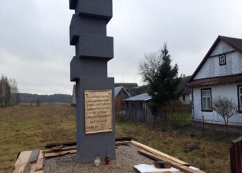 22.01.2020 Remont pomnika ku pamięci cywilnych ofiar pacyfikacji wsi Zaleszany w 1946 roku / Ź. Kościn/Radio Białystok