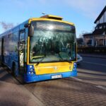 Znani czytają książki w autobusach