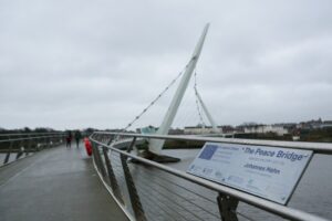 29.01.2020. Derry. Most Pokoju nad rzeką Foyle zbudowany w Derry z funduszy Unii Europejskich jako symbol pojednania / Włodzimierz Batóg / Radio Kielce