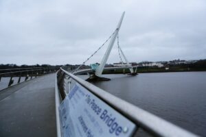 29.01.2020. Derry. Most Pokoju nad rzeką Foyle zbudowany w Derry z funduszy Unii Europejskich jako symbol pojednania / Włodzimierz Batóg / Radio Kielce