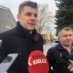 13.01.2020 Sandomierz. Konferencja dotycząca nowej hali targowej. Na zdjęciu burmistrz Sandomierza Marcin Marzec i Krzysztof Kwieciński - naczelnik Wydziału Techniczno- Inwestycyjnego w Urzędzie Miejskim na tle nowej hali targowej / Grażyna Szlęzak-Wójcik / Radio Kielce