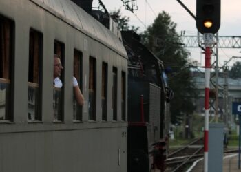 W miniony weekend w Skansenie Taboru Kolejowego w Chabówce odbyła się 10., jubileuszowa „Parowozjada”. Na tory wyjechały nie tylko napędzane parą lokomotywy, ale również zabytkowe wagony. Podczas dwudniowej imprezy można było podziwiać nie tylko parowozy, ale również wybrać się w podróż pociągiem retro. Tras było kilka, między innymi z Chabówki do Zakopanego / Robert Felczak / Radio Kielce