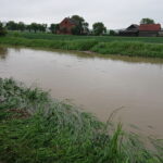 23.05.2019 Powiat pińczowski. Podtopienia po ulewach. Woda wdziera się na drogę Chroberz - Gacki / Marta Gajda / Radio Kielce