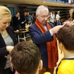 12.01.2020 Starachowice. Ogólnopolski Halowy Turniej Piłki Nożnej. Rozgrywki o puchar posła Krzysztofa Lipca. Medale wręczają: Agnieszka Kuś - radna powiatu starachowickiego i poseł Krzysztof Lipiec / Anna Głąb / Radio Kielce