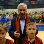 12.01.2020 Starachowice. Ogólnopolski Halowy Turniej Piłki Nożnej. Rozgrywki o puchar posła Krzysztofa Lipca. Na zdjęciu: poseł Krzysztof Lipiec z zawodnikami / Anna Głąb / Radio Kielce