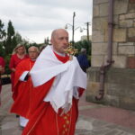 Relikwie błogosławionego ks. Jerzego Popiełuszki zostały uroczyście wprowadzone do kościoła pod wezwaniem Podwyższenia Krzyża Świętego w Łopusznie / Wiktor Dziarmaga / Radio Kielce