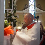 Relikwie błogosławionego ks. Jerzego Popiełuszki zostały uroczyście wprowadzone do kościoła pod wezwaniem Podwyższenia Krzyża Świętego w Łopusznie / Wiktor Dziarmaga / Radio Kielce