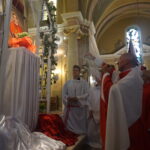Relikwie błogosławionego ks. Jerzego Popiełuszki zostały uroczyście wprowadzone do kościoła pod wezwaniem Podwyższenia Krzyża Świętego w Łopusznie / Wiktor Dziarmaga / Radio Kielce