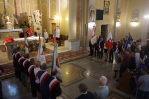 Relikwie błogosławionego ks. Jerzego Popiełuszki zostały uroczyście wprowadzone do kościoła pod wezwaniem Podwyższenia Krzyża Świętego w Łopusznie / Wiktor Dziarmaga / Radio Kielce