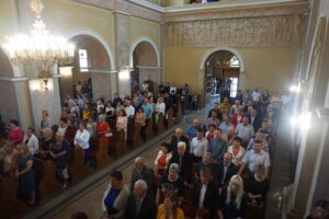 Relikwie błogosławionego ks. Jerzego Popiełuszki zostały uroczyście wprowadzone do kościoła pod wezwaniem Podwyższenia Krzyża Świętego w Łopusznie / Wiktor Dziarmaga / Radio Kielce