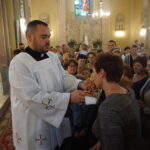 Relikwie błogosławionego ks. Jerzego Popiełuszki zostały uroczyście wprowadzone do kościoła pod wezwaniem Podwyższenia Krzyża Świętego w Łopusznie / Wiktor Dziarmaga / Radio Kielce