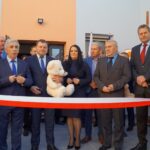 07.01.2020. Kazimierza Wielka. otwarcie żłobka samorządowego. Na zdjęciu (od lewej): Zbigniew Koniusz – wojewoda, Adam Bodzioch – burmistrz Kazimierzy Wielkiej, Artur Konarski - radny Semiku Województwa Świętokrzyskiego, Monika Cichacka - dyrektor Publicznego Samorządowego Żłobka w Kazimierzy Wielkiej, Ryszard Skowron - naczelnik, Wacław Piwudzki - przewodniczący rady miejskiej, Czesław Pawlik - wykonawca / Adam Rusiecki