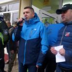 11.01.2020 Sobków. Zimowy rajd. Na zdjęciu (od lewej): Paweł Abramowicz - zastępca naczelnika Wydziału Prewencji Ruchu Drogowego KPP w Jędrzejowie, wójt Tomasz Chaja oraz Krzysztof Biel - organizator wyścigu / Ewa Pociejowska-Gawęda / Radio Kielce