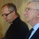 11.01.2020 Sędziszów. Spotkanie świąteczno-noworoczne PiS. Na zdjęciu (od lewej): ks. Edward Giemza - proboszcz parafii św. Piotra i Pawła w Sędziszowie i poseł Krzysztof Lipiec / Ewa Pociejowska-Gawęda / Radio Kielce