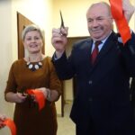 17.01.2020 Błogoszów. Otwarcie Klubu Senior Plus. Od lewej: Maria Barańska - wicestarosta jędrzejowski oraz Arkadiusz Ślipikowski - zastępca dyrektora Regionalnego Ośrodka Polityki Społecznej. / Ewa Pociejowska-Gawęda / Radio Kielce