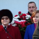 Bodzentyn. Zakończenie XXVI Marszu Szlakiem Powstańców Styczniowych Suchedniów-Bodzentyn. Na zdjęciu (od lewej): poseł Maria Zuba i wiceminister Anna Krupka / Anna Głąb / Radio Kielce