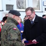 Bodzentyn. Zakończenie XXVI Marszu Szlakiem Powstańców Styczniowych Suchedniów-Bodzentyn. Na zdjęciu (od lewej): Daniel Woś – dowódca Marszu i Jan Józef Kasprzyk - szef Urzędu do Spraw Kombatantów i Osób Represjonowanych / Anna Głąb / Radio Kielce