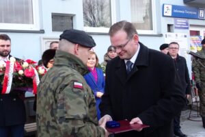 Bodzentyn. Zakończenie XXVI Marszu Szlakiem Powstańców Styczniowych Suchedniów-Bodzentyn. Na zdjęciu (od lewej): Daniel Woś – dowódca Marszu i Jan Józef Kasprzyk - szef Urzędu do Spraw Kombatantów i Osób Represjonowanych / Anna Głąb / Radio Kielce