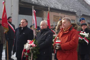 Zakończenie centralnych obchodów 156. rocznicy wybuchu Powstania Styczniowego. Na zdjęciu od lewej: poseł Marek Kwitek, poseł Krzysztof Lipiec, senator Jarosław Rusiecki / Anna Głąb / Radio Kielce