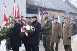 Zakończenie centralnych obchodów 156. rocznicy wybuchu Powstania Styczniowego. Na zdjęciu od lewej: marszałek województwa świętokrzyskiego Andrzej Bętkowski, członek Zarządu Powiatu Starachowickiego Jerzy Materek, wicestarosta starachowicki Dariusz Dąbrowski / Anna Głąb / Radio Kielce