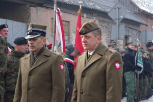 Zakończenie centralnych obchodów 156. rocznicy wybuchu Powstania Styczniowego. Na zdjęciu od lewej: zastępca komendanta Centrum Przygotowań do Misji Zagranicznych ppłk Piotr Zawiślak i dowódca świętokrzyskiej Brygady WOT płk Artur Barański / Anna Głąb / Radio Kielce