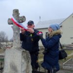 23.01.2020. Jędrzejów. Obchody 157. rocznicy powstania styczniowego. Na zdjęciu (od lewej): Marek Godlewski - regionalista, pracownik Straży Miejskiej w Jędrzejowie, Sylwia Wróblewska - pracownik UM w Jędrzejowie / Ewa Pociejowska-Gawęda / Radio Kielce