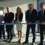 24.01.2020. Jędrzejów. Otwarcie siedziby firmy Eco Technologia. Na zdjęciu (od lewej): Andrzej Walnik - kierownik budowy, Marcin Piszczek - burmistrz Jędrzejowa, Justyna Sroczyńska - wiceprezes zarządu, Zygfryd Karczewski - inspektor nadzoru, Ireneusz Słoma,  prezes zarządu / Ewa Pociejowska-Gawęda / Radio Kielce