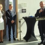 24.01.2020. Jędrzejów. Otwarcie siedziby firmy Eco Technologia. Na zdjęciu (od lewej): Justyna Sroczyńska - wiceprezes zarządu, Ireneusz Słoma,  prezes zarządu, Marcin Piszczek - burmistrz Jędrzejowa / Ewa Pociejowska-Gawęda / Radio Kielce