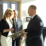 24.01.2020. Jędrzejów. Otwarcie siedziby firmy Eco Technologia. Na zdjęciu (od lewej): Justyna Sroczyńska - wiceprezes zarządu, Ireneusz Słoma,  prezes zarządu, Marcin Piszczek - burmistrz Jędrzejowa / Ewa Pociejowska-Gawęda / Radio Kielce