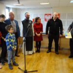 25.01.2020 Jędrzejów. Finał konkursu „Jędrzejowskie Szopki Bożonarodzeniowe 2019”. Na zdjęciu (od lewej): rodzina Grabalskich - Gabrysia, Natalia, Ksawery i Stanisław, a także o. Jakub Zawadzki, Anita Łukasik, koordynator konkursu, burmistrz Marcin Piszczek i Józef Straszak - dyrektor Centrum Kultury w Jędrzejowie / Ewa Pociejowska-Gawęda / Radio Kielce