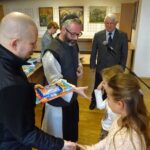 25.01.2020 Jędrzejów. Finał konkursu „Jędrzejowskie Szopki Bożonarodzeniowe 2019”. Nagrodę wręczają: burmistrz Marcin Piszczek, o. Jakub Zawadzki i Józef Straszak - dyrektor Centrum Kultury w Jędrzejowie / Ewa Pociejowska-Gawęda / Radio Kielce