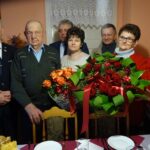 30.01.2020. Sobowice. 108 urodziny Leona Kalety. Na zdjęciu od lewej: wojewoda Zbigniew Koniusz, Leon Kaleta, wójt Zbigniew Huk, wnuczka Beata Miernicka, Kazimierz Domagała i córki: Krystyna Domagała oraz Bogusława Wąchała / Ewa Pociejowska-Gawęda / Radio Kielce