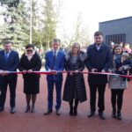 31.01.2020. Sędziszów. Otwarcie żłobka. Na zdjęciu od lewej: ks. prałat Marian Haczyk, Artur Konarski - radny sejmiku województwa świętokrzyskiego, Mariola Domańska - dyrektor żłobka, Wacław Szarek - burmistrz Sędziszowa, Ewa Kopolovets  - dyrektor Wydziału Polityki Społecznej i Zdrowia Świętokrzyskiego Urzędu Wojewódzkiego, Krzysztof Prokop - wykonawca inwestycji, przedstawiciel rodziców: Anna Wolska z synkiem Wojtusiem oraz Adam Mysiara - przewodniczący rady miejskiej w Sędziszowie / Ewa Pociejowska-Gawęda / Radio Kielce