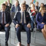 27.01.2020. Kielce. Podpisanie umów w ramach „Ogólnopolskiego programu gospodarki wodno-ściekowej poza granicami aglomeracji ujętych w Krajowym Programie Oczyszczania Ścieków Komunalnych”. Na zdjęciu (od lewej): Bartłomiej Dorywalski - poseł PiS, Krzysztof Słoń - senator PiS i Anna Krupka - wiceminister sportu / Piotr Kwaśniewski / Radio Kielce