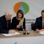 27.01.2020. Kielce. Podpisanie umów w ramach „Ogólnopolskiego programu gospodarki wodno-ściekowej poza granicami aglomeracji ujętych w Krajowym Programie Oczyszczania Ścieków Komunalnych”. Na zdjęciu (od lewej): Ryszard Zych - burmistrz gminy Stopnica, Agnieszka Nowak - skarbnik gminy Stopnica i Ryszard Gliwiński - prezes WFOŚiGW w Kielcach / Piotr Kwaśniewski / Radio Kielce