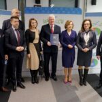 27.01.2020. Kielce. Podpisanie umów w ramach „Ogólnopolskiego programu gospodarki wodno-ściekowej poza granicami aglomeracji ujętych w Krajowym Programie Oczyszczania Ścieków Komunalnych”. Na zdjęciu (od lewej): Krzysztof Słoń - senator PiS, Bartłomiej Dorywalski - poseł PiS, Grzegorz Socha - zastępca prezesa WFOŚiGW w Kielcach, Agnieszka Nowak - skarbnik gminy Stopnica, Ryszard Zych - burmistrz gminy Stopnica, Anna Krupka - wiceminister sportu, Agata Wojtyszek - poseł PiS i Ryszard Gliwiński - prezes WFOŚiGW w Kielcach / Piotr Kwaśniewski / Radio Kielce