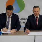 27.01.2020. Kielce. Podpisanie umów w ramach „Ogólnopolskiego programu gospodarki wodno-ściekowej poza granicami aglomeracji ujętych w Krajowym Programie Oczyszczania Ścieków Komunalnych”. Na zdjęciu (od lewej): Piotr Sołtyk - prezes Przedsiębiorstwa Gospodarki Komunalnej i Mieszkaniowej w Sandomierzu Sp. z o.o. i Ryszard Gliwiński - prezes WFOŚiGW w Kielcach / Piotr Kwaśniewski / Radio Kielce