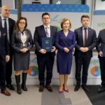 27.01.2020. Kielce. Podpisanie umów w ramach „Ogólnopolskiego programu gospodarki wodno-ściekowej poza granicami aglomeracji ujętych w Krajowym Programie Oczyszczania Ścieków Komunalnych”. Na zdjęciu (od lewej): Krzysztof Słoń - senator PiS, Grzegorz Socha - zastępca prezesa WFOŚiGW w Kielcach, Agata Wojtyszek - poseł PiS, Piotr Sołtyk - prezes Przedsiębiorstwa Gospodarki Komunalnej i Mieszkaniowej w Sandomierzu Sp. z o.o., Anna Krupka - wiceminister sportu, Bartłomiej Dorywalski - poseł PiS i Ryszard Gliwiński - prezes WFOŚiGW w Kielcach / Piotr Kwaśniewski / Radio Kielce