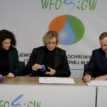 27.01.2020. Kielce. Podpisanie umów w ramach „Ogólnopolskiego programu gospodarki wodno-ściekowej poza granicami aglomeracji ujętych w Krajowym Programie Oczyszczania Ścieków Komunalnych”. Na zdjęciu (od lewej): Izabela Pszczoła - skarbnik gminy Łubnice, Anna Grajko - wójt gminy Łubnice i Ryszard Gliwiński - prezes WFOŚiGW w Kielcach / Piotr Kwaśniewski / Radio Kielce