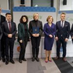 27.01.2020. Kielce. Podpisanie umów w ramach „Ogólnopolskiego programu gospodarki wodno-ściekowej poza granicami aglomeracji ujętych w Krajowym Programie Oczyszczania Ścieków Komunalnych”. Na zdjęciu (od lewej): Agata Wojtyszek - poseł PiS, Grzegorz Socha - zastępca prezesa WFOŚiGW w Kielcach, Bartłomiej Dorywalski - poseł PiS, Izabela Pszczoła - skarbnik gminy Łubnice, Anna Grajko - wójt gminy Łubnice, Anna Krupka - wiceminister sportu, Krzysztof Słoń - senator PiS i Ryszard Gliwiński - prezes WFOŚiGW w Kielcach / Piotr Kwaśniewski / Radio Kielce